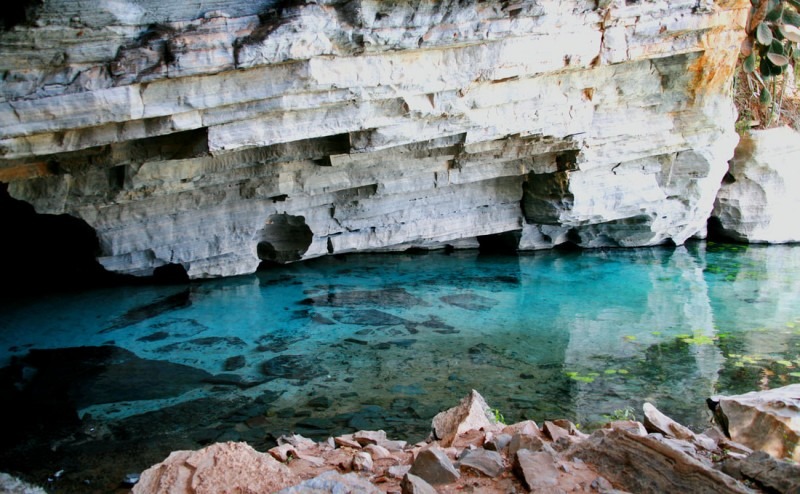 Flutuação em águas cristalinas na Gruta da Pratinha - Chapada Adventure Day